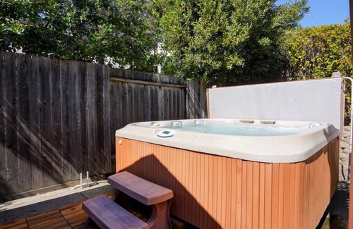 Windsor House | SUNNY SPACIOUS RETREAT NEAR GOLF COURSE W/HOT TUB - WINE COUNTRY GETAWAY