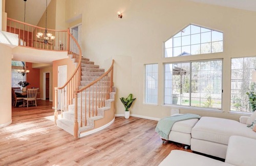 Windsor House | SUNNY SPACIOUS RETREAT NEAR GOLF COURSE W/HOT TUB - WINE COUNTRY GETAWAY
