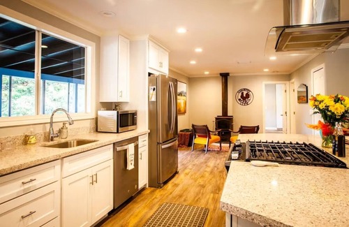 Sebastopol House | Sunny Spacious Wine Country Retreat 2BD 2BA