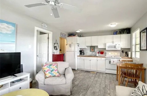 St. Pete Beach House | Sunny St. Pete Beach Hideaway - 1br 1ba - 6min walk to the beach