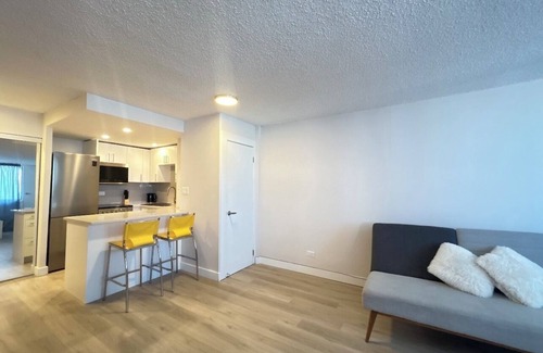 Shaughnessy Village Apartment | Sunny stay Downtown Montreal-Fast wifi/2min from metro!