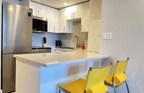 Shaughnessy Village Apartment | Sunny stay Downtown Montreal-Fast wifi/2min from metro!