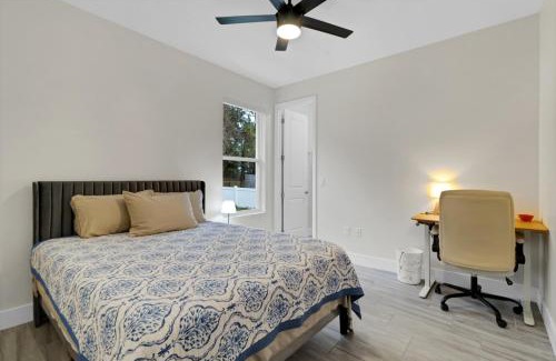Wedgefield House | Sunny Stay Orlando Queen Room 4 with Shared Bath