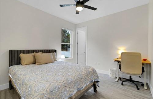 Wedgefield House | Sunny Stay Orlando Queen Room 4 with Shared Bath