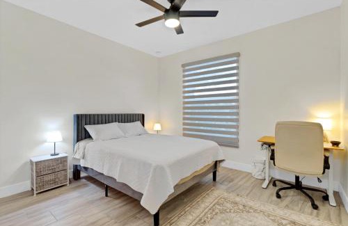 Wedgefield House | Sunny Stay Orlando Queen Room 2 with Shared Bath