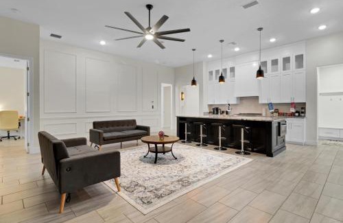 Wedgefield House | Sunny Stay Orlando Queen Room 2 with Shared Bath