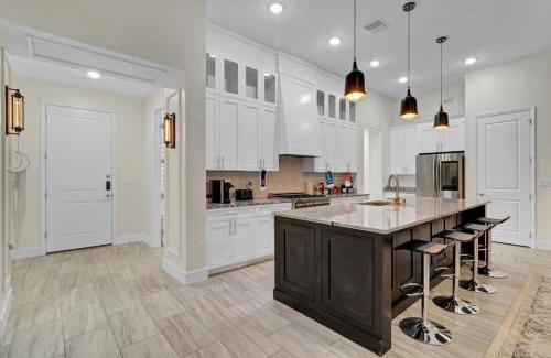 Wedgefield House | Sunny Stay Orlando Queen Room 2 with Shared Bath