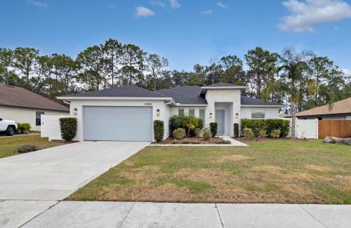Wedgefield House | Sunny Stay Orlando Queen Room 3 with Shared Bath