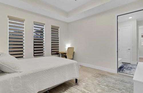 Wedgefield House | Sunny Stay Orlando Queen Room 5 with Shared Bath