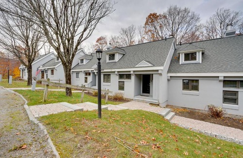 Stratton Mountain House | Sunny Stratton Townhome about 1 Mi to Skiing!