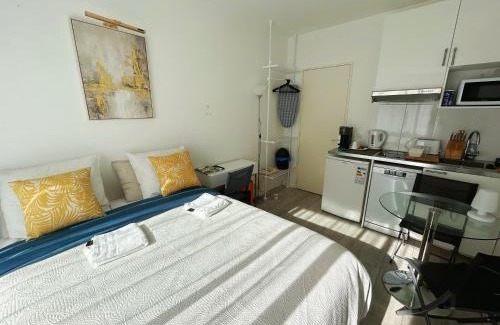 Parchamp–Albert Kahn Apartment | SUNNY Studio 2 steps from metro