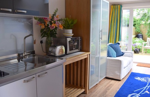 Oxford Apartment | Sunny Studio with parking and privacy in Oxford