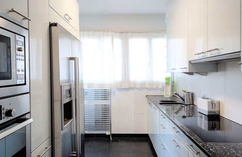 District 7 Apartment | Sunny & Stylish 3 Bedroom Apartment, 20 min from City Centre. 2nd Floor.