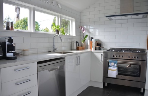 Auckland House | Sunny, Stylish, Sweet! Family-ready w/BBQ Deck. Close to Venues, Beaches, City.