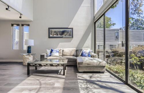 Washington Virginia Vale House | Sunny Suburban Getaway 4BR 3BA Condo w Pool