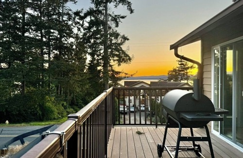 Des Moines Apartment | Sunny Suite Studio, private entrance & bathroom, near Seattle & SeaTac Airport.