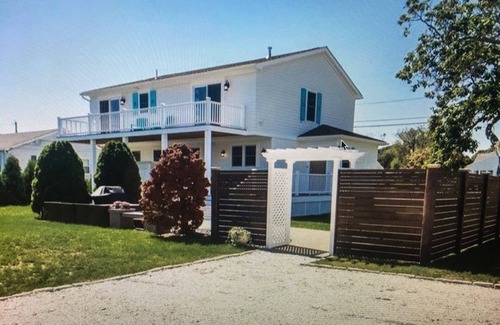 Misquamicut House | SUNNY SUMMER HOME /2 BLOCKS FROM THE BEACH /SPACIOUS YARD
