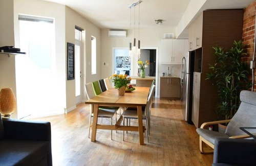 Plateau Mont Royal Apartment | Sunny Top Floor - Terrace - 4 bedrooms + 3 bathrooms - WiFi + possible parking!