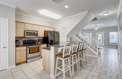 Corpus Christi House | Sunny townhouse with enclosed yard, washer/dryer, WiFi, & Netflix. Dog-friendly
