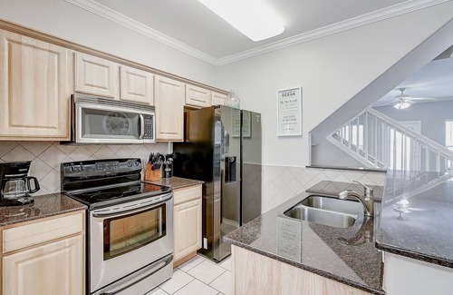 Corpus Christi House | Sunny townhouse with enclosed yard, washer/dryer, WiFi, & Netflix. Dog-friendly