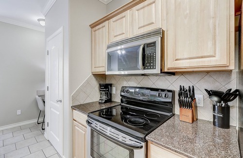 Corpus Christi House | Sunny townhouse with enclosed yard, washer/dryer, WiFi, & Netflix. Dog-friendly