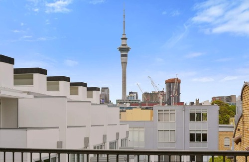 Auckland Central Business District House | Sunny Townhouse with City Views w/Aircon+Carpark