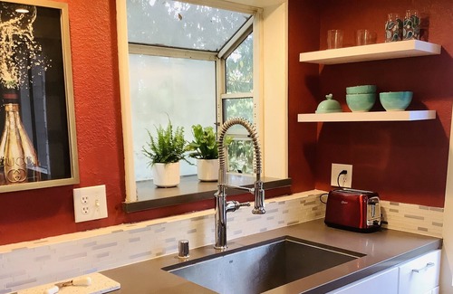 San Anselmo House | Sunny Two- Bedroom apartment in Amazing Location