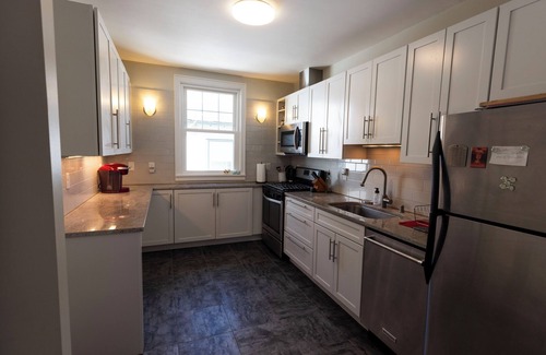 Carag Apartment | Sunny upstairs 1-bedroom apartment with AC, WiFi in charming Minneapolis