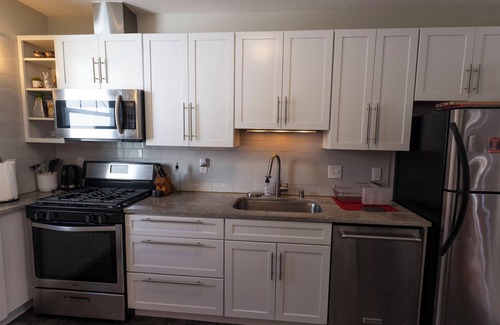 Carag Apartment | Sunny upstairs 1-bedroom apartment with AC, WiFi in charming Minneapolis