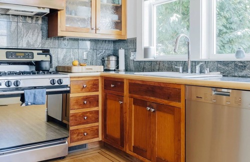 Noe Valley House | Sunny Victorian for Friends or Families - Garden, 2 Living Rooms, & Fun for Kids