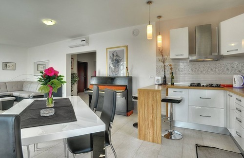 Orbanici House | Sunny villa with private pool