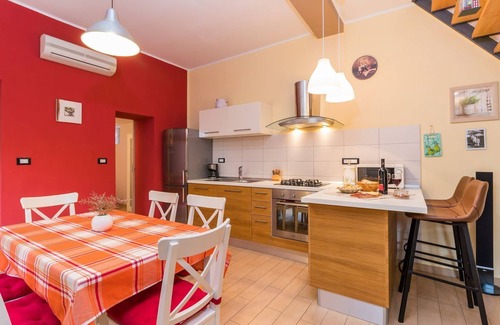 Valdebek House | Sunny villa with private pool and WiFi