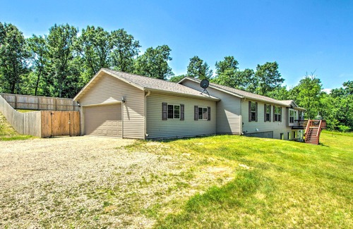 Wisconsin Dells Apartment | Sunny Wisconsin Dells Apartment w/Deck & Fire Pit