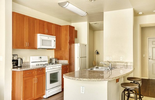 Woodland Hills Apartment | Sunny Woodland Hills 1BR w/Pool & Gym, near Warner Center, by Blueground