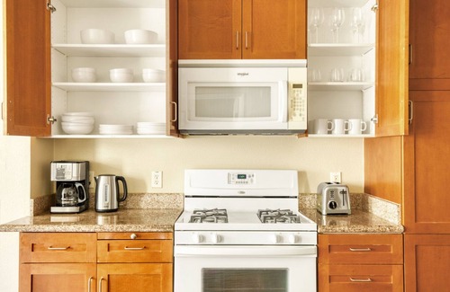 Woodland Hills Apartment | Sunny Woodland Hills 1BR w/Pool & Gym, near Warner Center, by Blueground