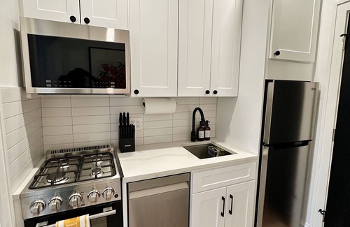 Evanston Apartment | Sunny Work From Home Apt: Near Northwestern-Chicago-Beaches-Loyola
