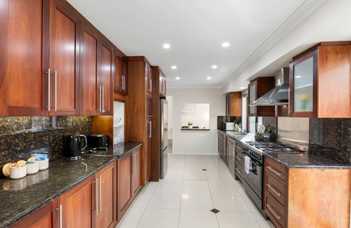 Sunnybank Hills House | Sunnybank Hills Retreat 6 Beds Near Market Square