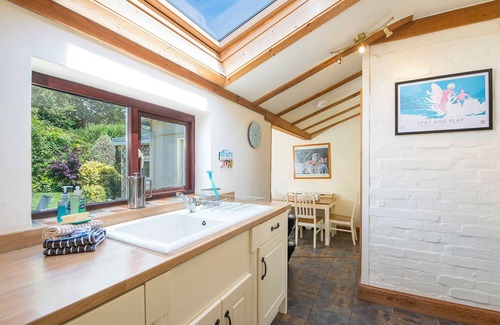 Manorbier Cottage | Sunnybank, holiday property Manorbier, Sleeps 6, 3 bedrooms, bathrooms