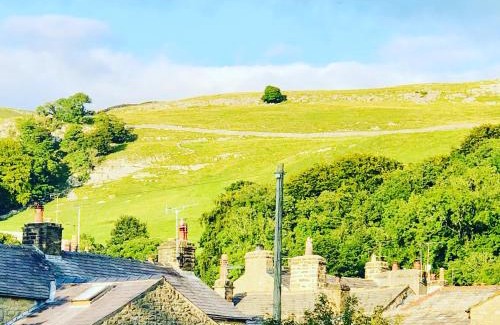 Giggleswick House | SUNNYBECK COTTAGE Award winning DOG friendly