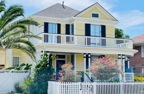 Galveston House | SunnyG Get Away - Private Pool - Walk to Pleasure Pier