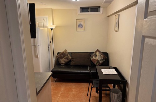 Central Erin Mills House | Sunnys Home Stays Toronto Mississauga Independent Access 1 B Rm Bath Kitchenette