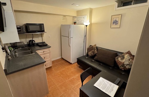 Central Erin Mills House | Sunnys Home Stays Toronto Mississauga Independent Access 1 B Rm Bath Kitchenette