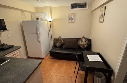 Central Erin Mills House | Sunnys Home Stays Toronto Mississauga Independent Access 1 B Rm Bath Kitchenette