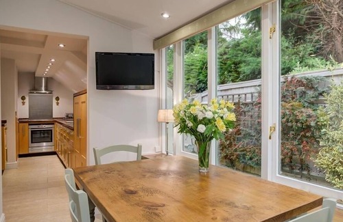 Bampton Cottage | SUNNYSIDE COTTAGE, family friendly in Bampton, Oxfordshire