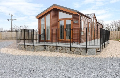 Perth Cottage | SUNNYSIDE LODGE 12A, pet friendly in Dunning