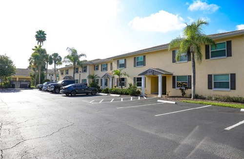 Anona Apartment | Sunnyside Palms - 2BR, Poolside, 5 min to Beach