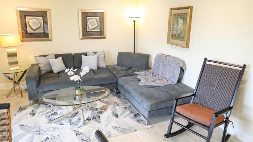 Anona Apartment | Sunnyside Palms - 2BR, Poolside, 5 min to Beach