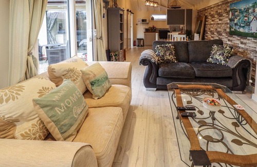 Goxhill Cottage | SUNNYSIDE, romantic, with hot tub in Barrow-Upon-Humber