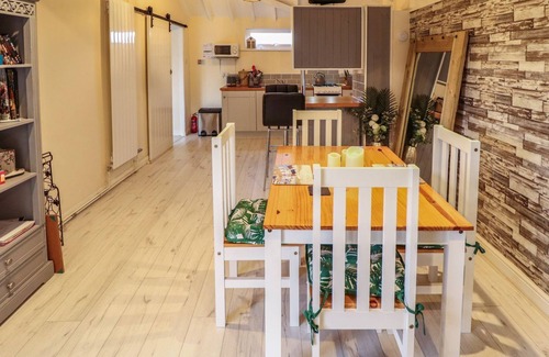 Goxhill Cottage | SUNNYSIDE, romantic, with hot tub in Barrow-Upon-Humber