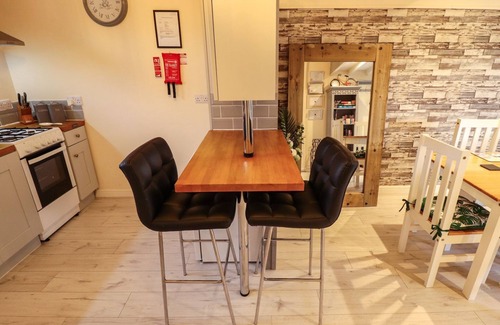 Goxhill Cottage | SUNNYSIDE, romantic, with hot tub in Barrow-Upon-Humber